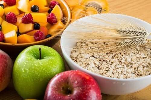 Alimenti ricchi di fibre per trovare sollievo dalle emorroidi.