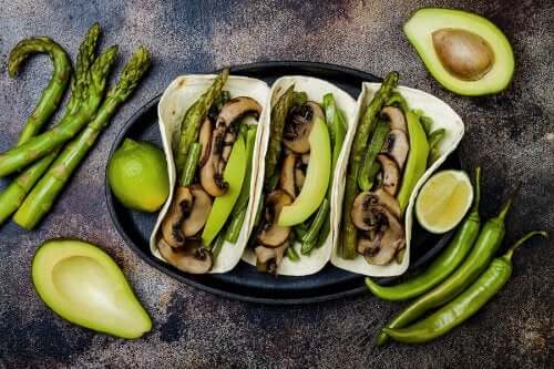 Tacos con funghi e avocado