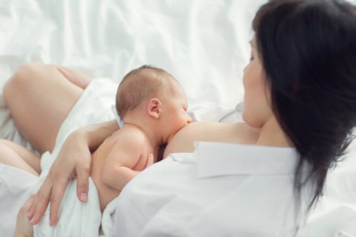 Mamma che allatta neonato