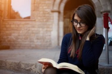 Leggere alcuni minuti al giorno: 7 benefici