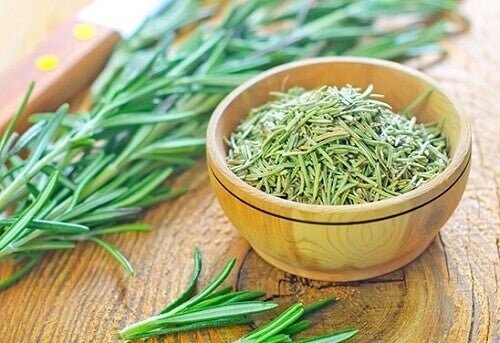 Ciotola con rosmarino secco e rametto di rosmarino