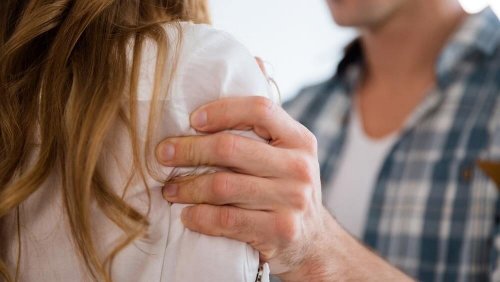 Uomo afferra la spalla della partner