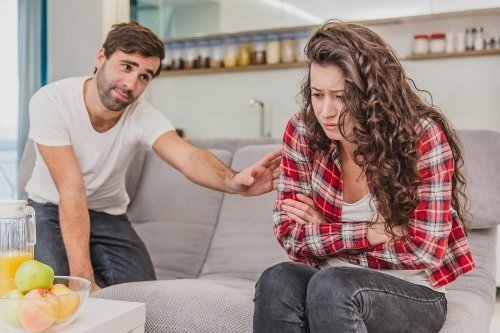 Uomo consola donna triste