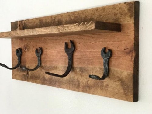 Appendi cappelli fai-da-te in stile rustico