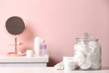 Barattoli di vetro per mettere in ordine il bagno