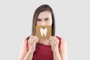 Calmare il mal di denti in fretta con 5 rimedi