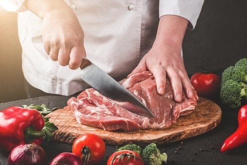 Chef che taglia la carne