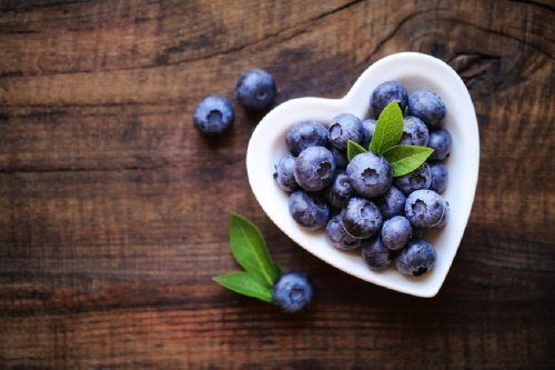 Ciotola a forma di cuore con mirtilli