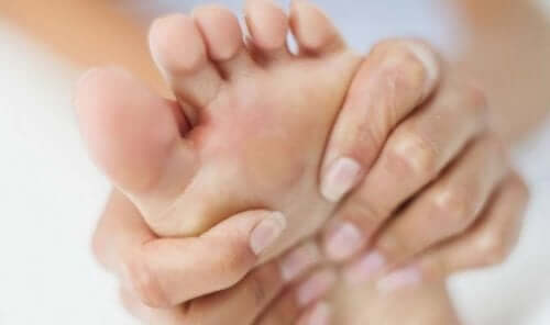 La sindrome del tunnel tarsale provoca un dolore acuto nella pianta del piede