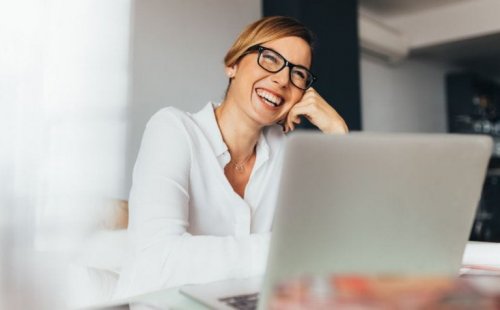 Donna ride in ufficio