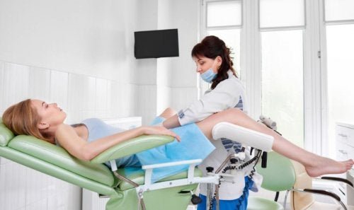 Donna si sottopone a Pap-test