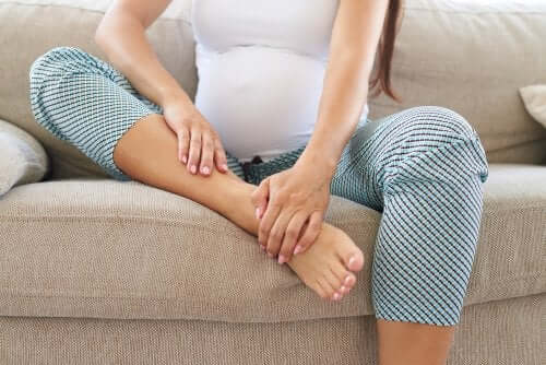 Massaggio prenatale al piede di una donna incinta