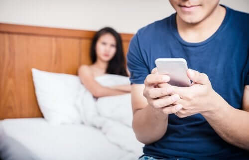Ragazzo che controlla il cellulare della fidanzata.