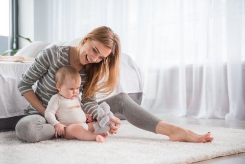 Mamma cerca di stimolare il bambino a gattonare