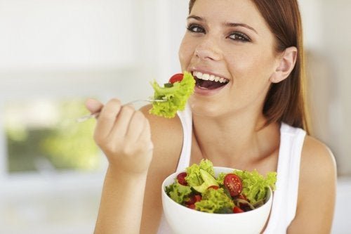 Alimentazione sana donna che mangia una insalata