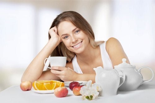 Ragazza felice che fa colazione
