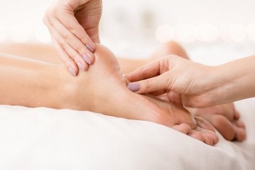 Massaggio contro il bruciore dei piedi