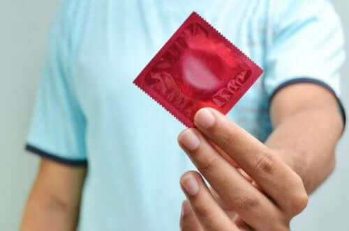 Ragazzo con preservativo in mano