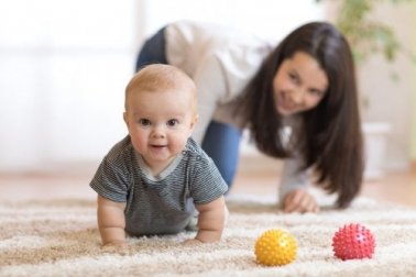 Come stimolare il bambino a gattonare