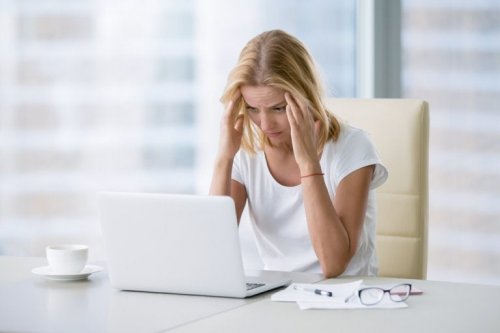 Donna che soffre di stress al lavoro