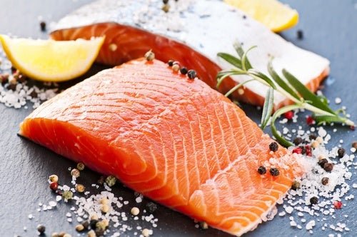 Salmone, uno degli alimenti che aiutano a combattere il grasso addominale