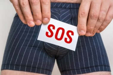 Uomo regge cartellino con scritto SOS