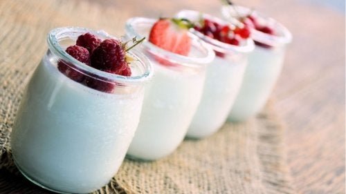Vasetti di yogurt bianco con frutta