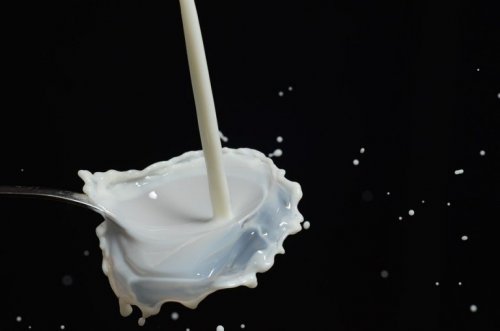 Versare del latte