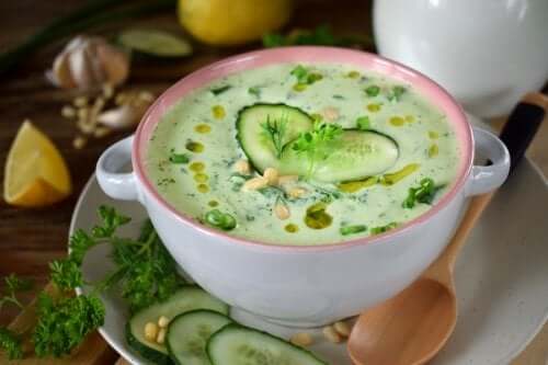 Zuppa di cetriolo e avocado: leggera e rinfrescante