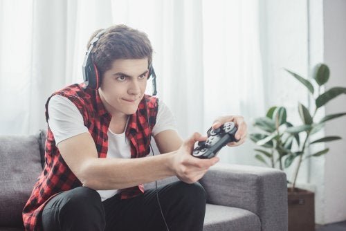 Adolescente che gioca ai videogiochi