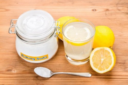 Bicarbonato di sodio e limone per neutralizzare i cattivi odori dei sandali