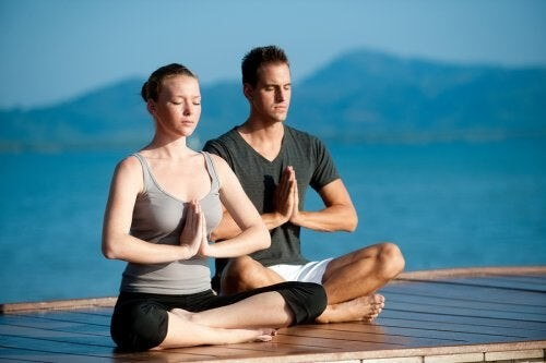 Yoga di coppia per rafforzare l’intesa