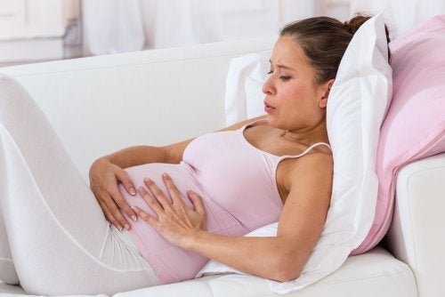Donna con contrazioni del parto
