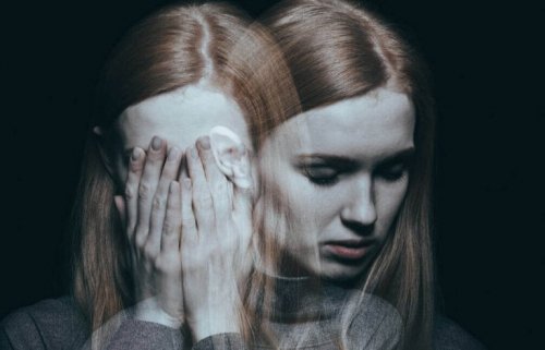 Donna depressa che si copre il volto con le mani