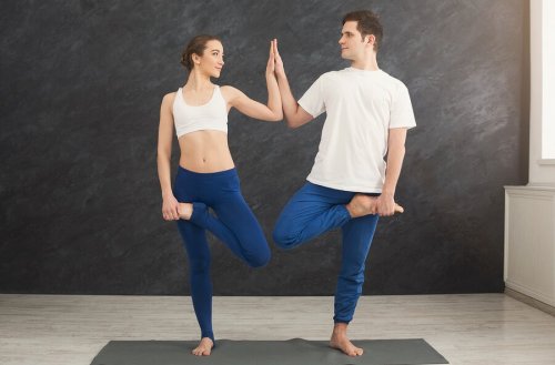 Esercizio yoga eseguito in coppia