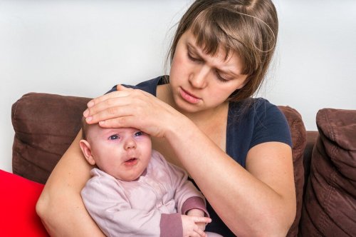 Madre preoccupata per il figlio con la febbre