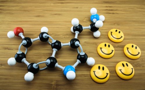 Molecola della serotonina e spille smile