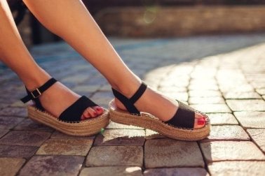 Eliminare il cattivo odore dei sandali con 3 soluzioni