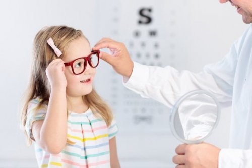 Bambina con gli occhiali disturbi della vista nei bambini