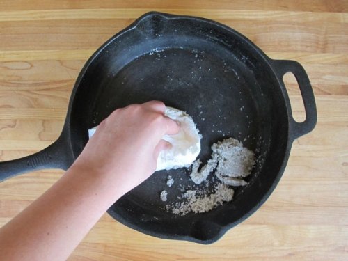 Detersivo fai-dai-te con patate e sale pulire le pentole