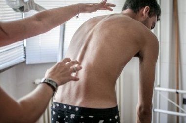 Prevenire la scoliosi: 4 esercizi fondamentali