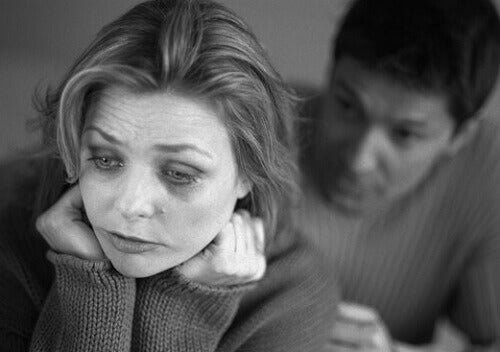 Uomo consola donna depressa