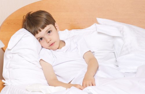 Bambino a letto con anemia