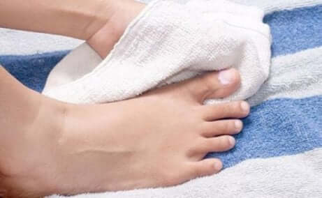 Asciugare per bene i piedi
