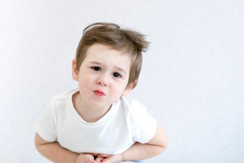 Bambino con mal di pancia a causa della sindrome nefrosica infantile
