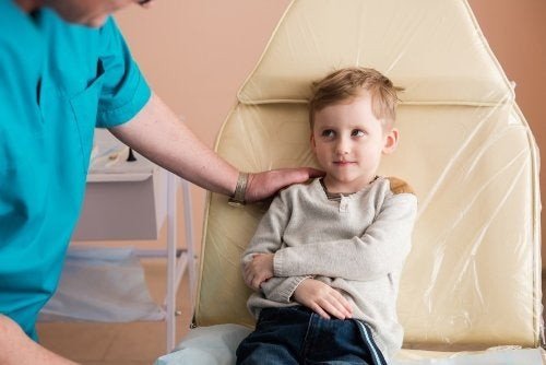 Bambino dal medico con la sindrome nefrosica infantile