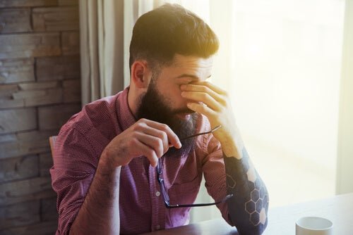 Uomo stanco a causa dei disturbi del sonno
