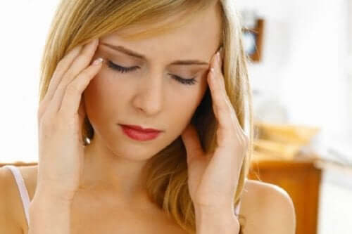 Donna con mani alle tempie