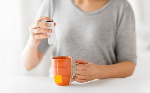 Donna prepara una tazza di tè