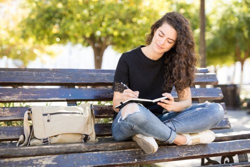 Ragazza che realizza esercizi mindfulness all'aperto